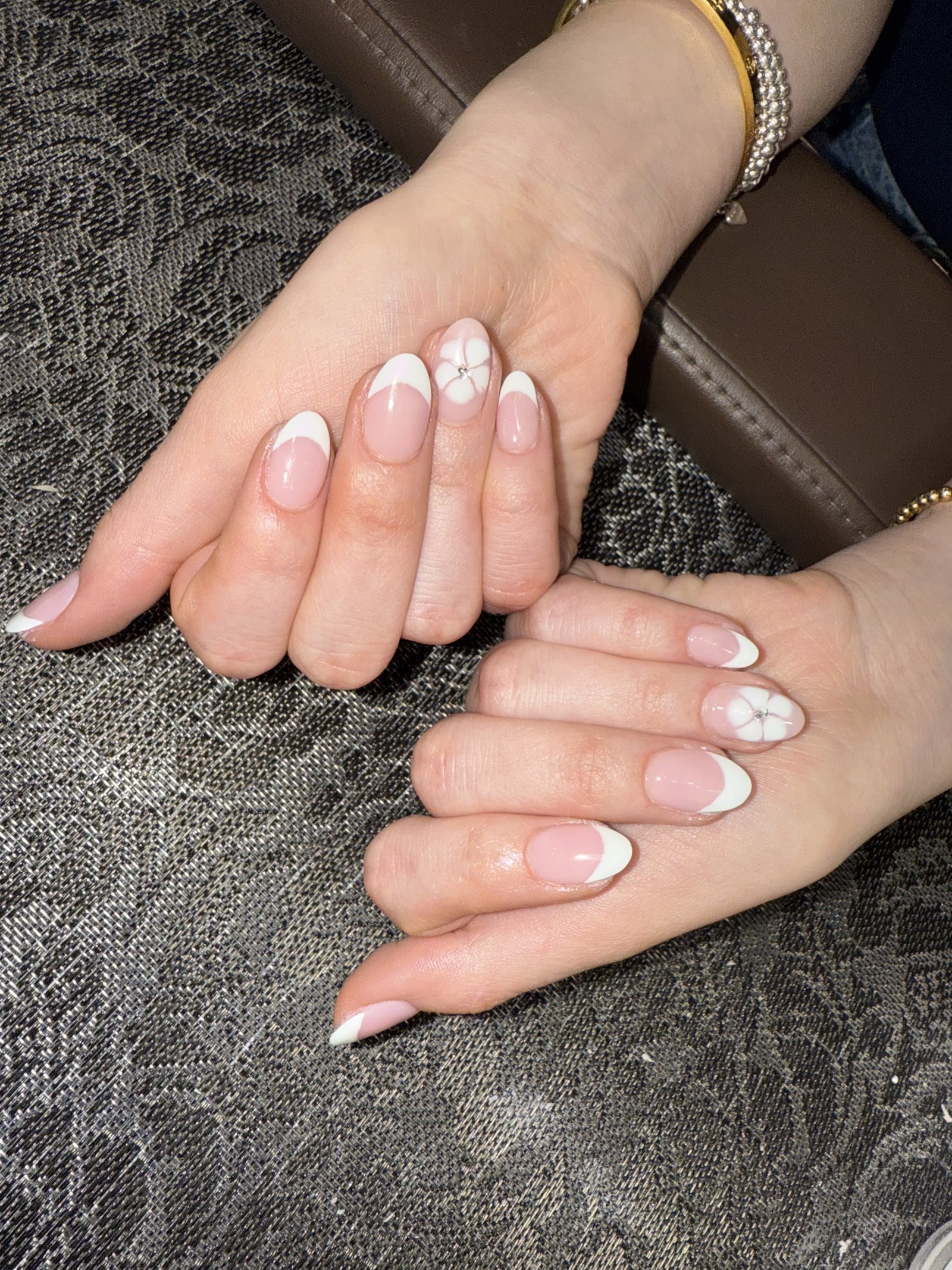 Essence Nail Lounge logo