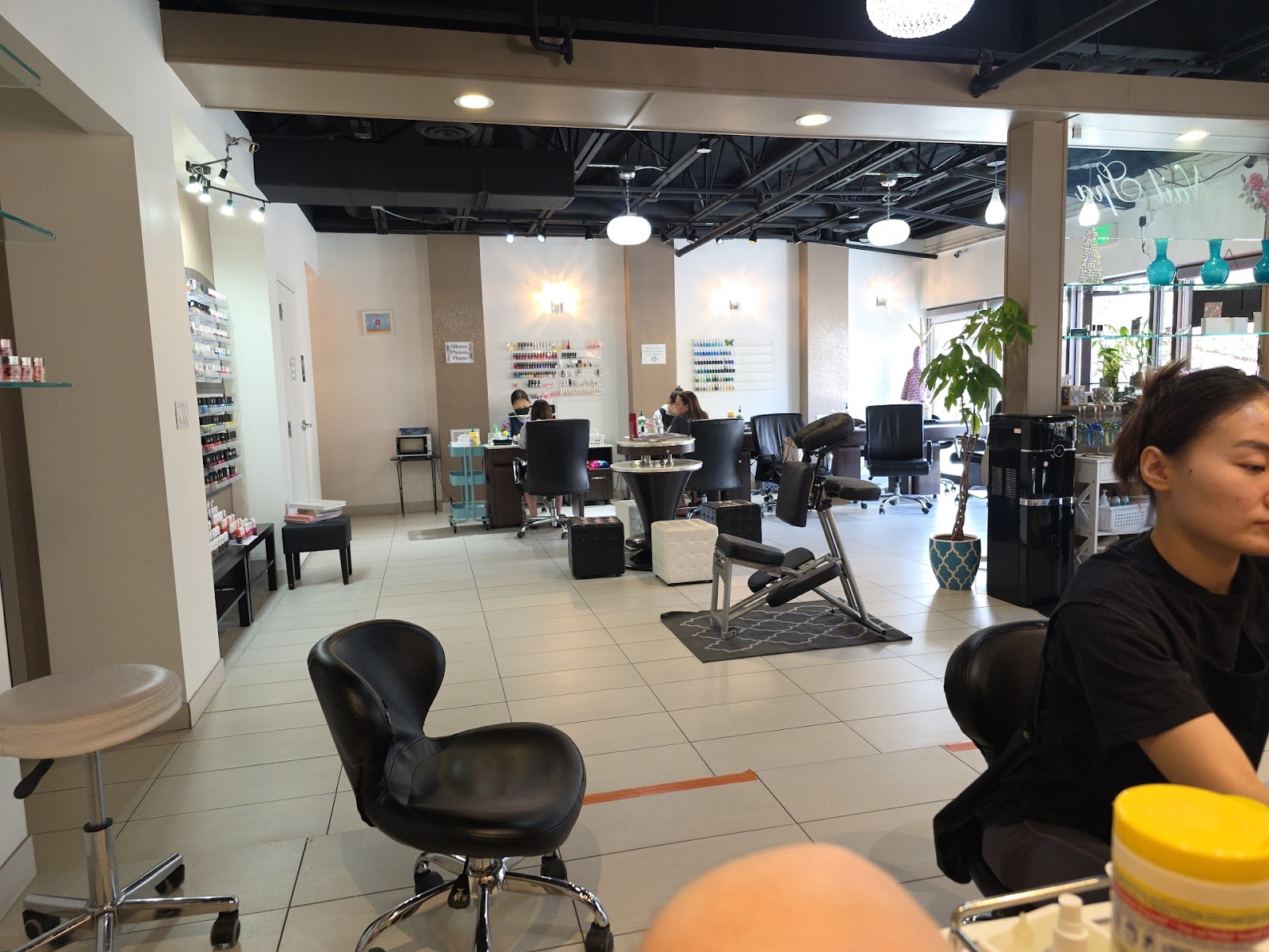 Essence Nail Lounge nail photo 5